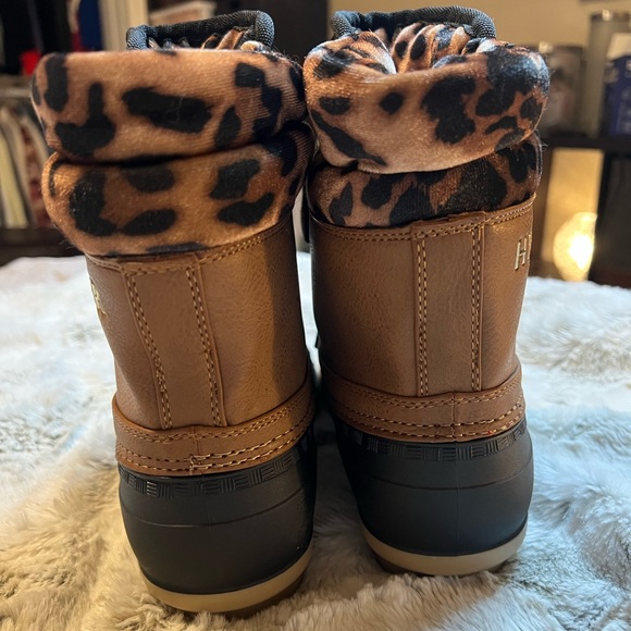 Tommy Hilfiger Cheetah Duck Boots - Picture 5 of 7